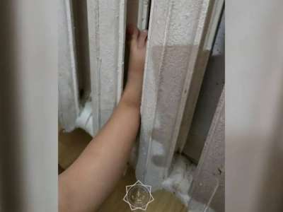 Елордада үш жасар баланың аяғы жылу батареясына қысылып қалды