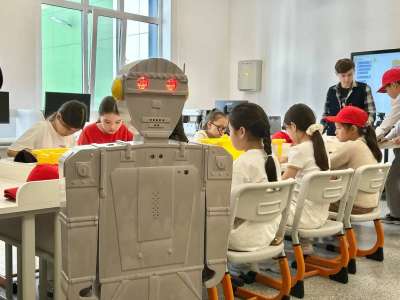 Темірбек есімді робот Астанадағы мектеп лагеріне келді