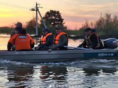 «Жыл сайын су басады»: СҚО әкімі тасқын астында қалған ауылды қайықпен аралап, дронға түсірді