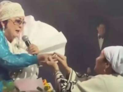 Димаш Құдайбергеннің әжесі Мақпал Жүнісоваға алтын тақты