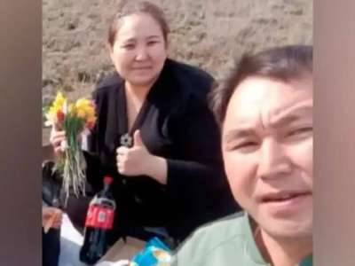 Ақтөбеде қызғалдақпен фотоға түскен ауыл әкімінің әрекеті тексеріліп жатыр