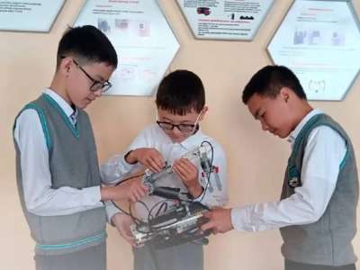 Ауыл оқушылары қоршаған ортаны тазартуға арналған робот құрастырды