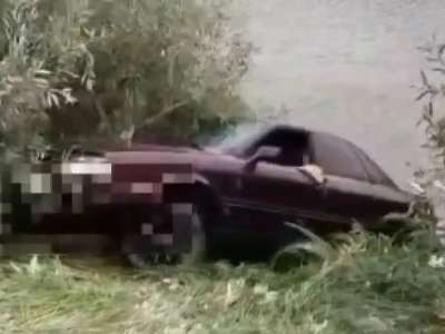 Құтқарушылар Есіл өзеніне түсіп кеткен көлікті алып шықты (ВИДЕО)