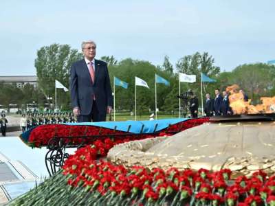 Президент «Отан Ана» монументіне гүл шоғын қойды