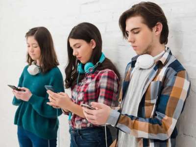 Жасөспірімдердің әлеуметтік желіге тәуелділігі заңмен реттелуі керек – депутат