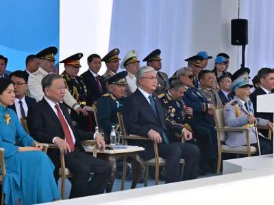 Қасым-Жомарт Тоқаев пен То Лам әскери парадты тамашалады