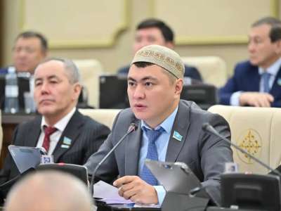 «Күнә арқаламаңыздар»: Дәулет Мұқаев курс сатып байыды деп айыптағандарға жауап берді