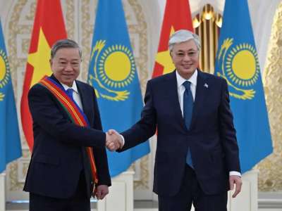 Президент То Ламды І дәрежелі «Достық» орденімен марапаттады