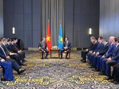 Мәулен Әшімбаев Вьетнам Коммунистік партиясы Орталық комитетінің бас хатшысымен кездесті