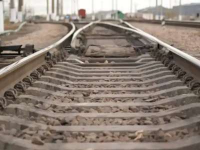 Алматыда пойыз үстіне шығып кеткен бала токқа түсті