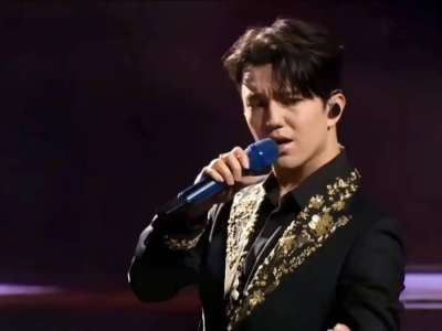 Димаш Құдайберген Шанхай халықаралық кинофестивалінің жабылу салтанатында өнер көрсетті