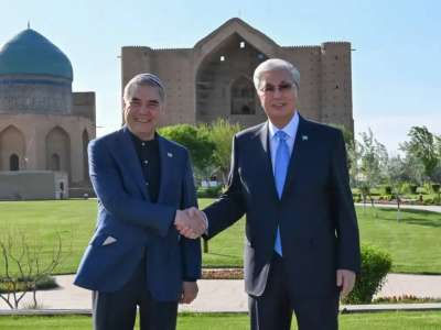 Тоқаев пен Бердімұхамедов Қожа Ахмет Ясауи кесенесіне зиярат етті