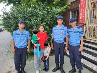 Әскери қызметшілер жоғалған баланы тауып, анасына табыстады