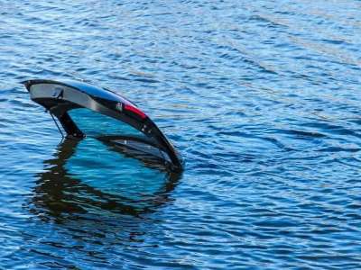 Ақтөбеде атасы мен немересі көлікпен бірге суға батып кетті