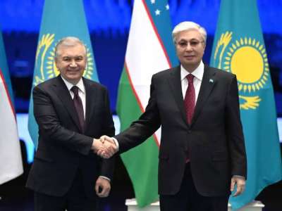 Қасым-Жомарт Тоқаев пен Шавкат Мирзиёев бейресми кездесу өткізді