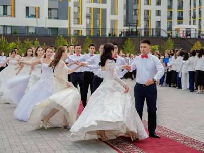 «Дорамадағыдай»: Астанада бітіру кешінде сахнада болған жайт желідегі жұртты тәнті етті