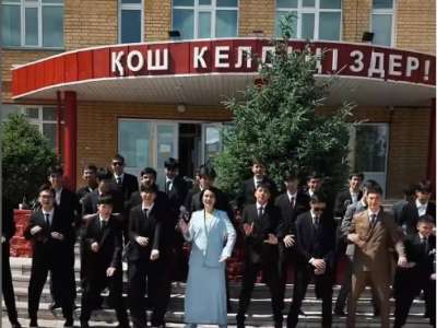 Астаналық мектеп директоры оқушылармен инстаграмда тренд түсіріп, желідегілерді сүйсінтті