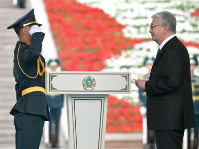 Президент үздік түлектерге офицерлік шен тапсырды