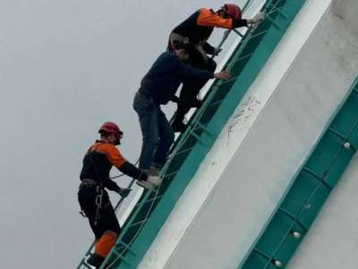 Астанада көпірдің аркасына шығып кеткен адам құтқарылды