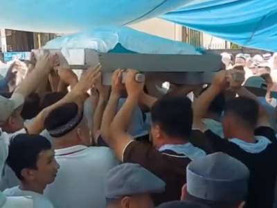 103 жасқа толып өмірден өткен қарт кісінің жаназасында ақша шашты