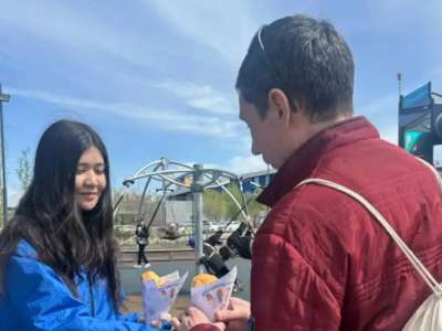 Елордалық  еріктілер қала тұрғындары мен қонақтарына  бауырсақ таратты