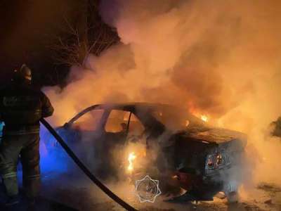 Елордалық өрт сөндірушілер жанып жатқан көлікті сөндірді