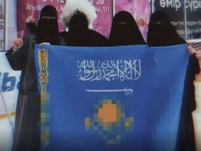 Атырауда мемлекеттік туды қорлаған қыздарға қатысты сот үкімі шықты