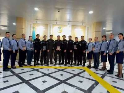 Тәлімгер полицейлер жас әріптестеріне кітап тарту етті