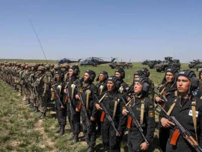 Қорғаныс министрі құрлық әскерлерінің әскери қызметшілерін құттықтады