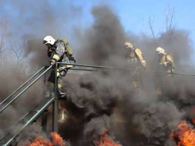 Алматыда қоймадан шыққан алапат өрт сөндірілді (ВИДЕО)