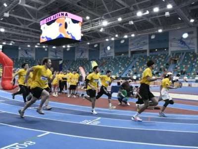 Елордада жастар кедергілермен жүгіріп жарысты