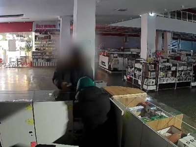 Елордада жас жігіттер сауда орталығынан 20 телефон ұрлап кеткен