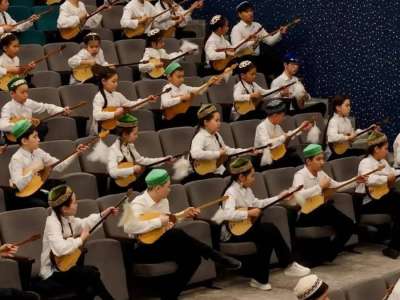 «Күй күмбірі» челленджі: Астанада 300 жас музыкант әйгілі күйлерді орындады