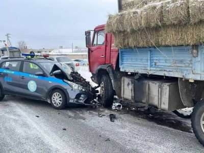 Семейде полицей автокөлігі КамАз-бен соқтығысты