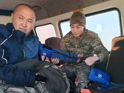Әскери қызметші жол апатынан зардап шеккендерге көмек көрсетті