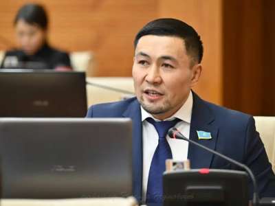 «Күтпеген депутаттық сауал»: Ардақ Назаров Мәжіліс отырысында анасын туған күнімен құттықтады