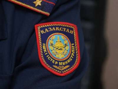 Атырауда ер адам көп қабатты үйдің шатырынан секірмекші болды