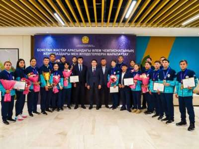 Министр әлем чемпионатында үздік нәтиже көрсеткен боксшыларды марапаттады