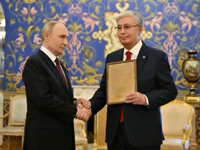 Владимир Путин Қазақстан Президентінің әкесі Кемел Тоқаевты марапаттау парағын табыстады