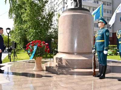 Олжас Бектенов Талғат Бигелдиновтің ескерткішіне гүл шоқтарын қойды