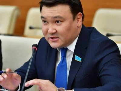 Депутат Мақсат Толықбай фонограммамен ән айтуға тыйым салуды ұсынды