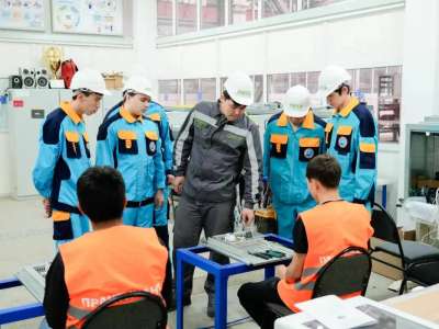Кәсіпке алғашқы қадам: Астанада колледж студенттері зауыт жұмысымен танысты
