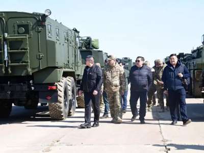 Депутаттар әскери парадқа дайындық барысымен танысты