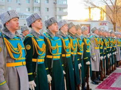 Елордада әскери қызметшілер Әлия Молдағұлованың ескерткішіне гүл шоқтарын қойды