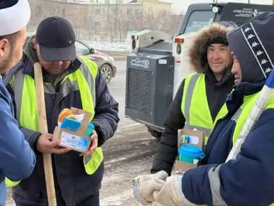 Діни бірлестіктер коммуналдық қызметкерлерге ыстық шай мен бауырсақ таратты