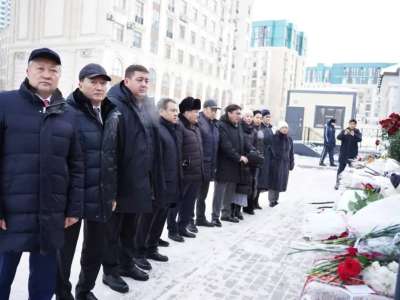 Мәслихат депутаттары әуе апатынан қаза тапқан азаматтарды еске алды