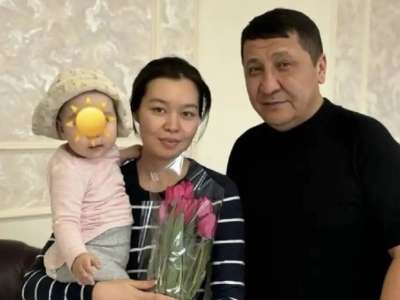 Әуежайда кепілге алынған қыз құтқарушысымен бірге түскен суретін жариялады