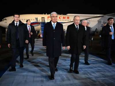 Тоқаев Путинді елорда әуежайынан қарсы алды