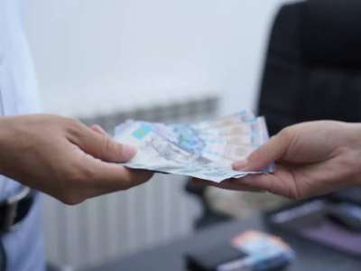 Шымкентте бөлім басшысы мүгедек балалардың ата-аналарынан пара алған