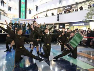 «Жеңіске 100 күн қалғанда»: Ұландықтар елордалықтарды тәнті етті